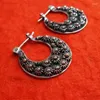 Boucles d'oreilles en peluche vintage Round Hollow Hand Gravée Fleur pour femmes Créativité Bijoux de crochet de couleur argentée en métal