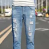 Summer Slim Cut Croped Jeans för mäns 2024 trendiga smala passande små ben casual byxor för mäns koreanska version trend