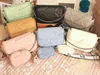 Mode triangelväska kvinna män designer väska lady crossbody tote hobo axel purses kvalitet handväskor mini plånbok handväska resor stora koppling strandsäckar underarmsäck