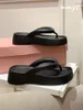 Flip de plataforma negra Las zapatillas de verano femeninas usan Eva Step on Poo Feeling Snip-On Sandals Beach Zapatos