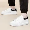 Scarpe casual 2024 Coppie di moda Sneaker tendenza comoda tavola comoda piccola suola bianca spessa