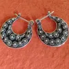 Boucles d'oreilles en peluche vintage Round Hollow Hand Gravée Fleur pour femmes Créativité Bijoux de crochet de couleur argentée en métal
