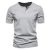 Summer Henley Collar T-shirt Hommes décontractés à manches courtes Couleurs solides pour hommes respirants t-shirts de base Tshirt de base pour l'homme 240416