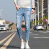 Summer Slim Cut Croped Jeans för mäns 2024 trendiga smala passande små ben casual byxor för mäns koreanska version trend