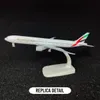 Escala 1 250 Aeronave Modelo de metal Diecast Fly Emirates B777 Réplica Office Aviation Office Miniature Art Kid Fidget Boy Toy 240408