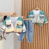 Kledingsets 2024 Spring Western Baby Boy Deskleding Luxe Designer 1-5T Casual Cardigan Coats White T-Shirts Pants Kids Boys Outfit Set