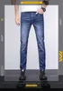 Designer de jeans masculin Spring and Summer Color Head Vj Half Face Cotton Elastic Blue Slim à pattes Jeans Men's 744K