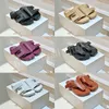 Sandálias de pele de carneiro famosas Mulheres chinelas de botão embelezado moda dupla prata tornozelo tira de couro peep dedo designer de designer de sandália tamanho 35-44