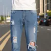 Jeans en détresse du nouvel élève du printemps pour la version coréenne masculine pantalon raccourci à la mode slim avec un pantalon rouge Internet élastique