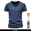 Markenqualität 100% Baumwollmänner T-Shirt V-Ausschnitt Fashion Design Slim Fit Soild T-Shirts Männliche Tops T-Shirts Kurzarm T-Shirt für Männer 240420
