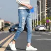 Summer Slim Cut Croped Jeans för mäns 2024 trendiga smala passande små ben casual byxor för mäns koreanska version trend