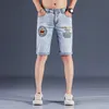 Projektowanie szortów męskich Summer cienki Medusa haftowane dżinsy Modne spersonalizowane szorstki spodnie z prostymi spodniami 63i3