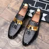 Casual Shoes Fashion Tassel Loafers män klär patentläder för silvermokasin affärspetsig busslighet lyx