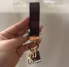 2024 Fashion Keychain Designer Key Chain Keychains Luxury Men Hommes Courte des femmes Dragonne en cuir marron Dragonne Multicolor