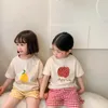Roupas conjuntos de verão crianças meninas meninos meninos de manga curta impressão de frutas maçã pêssego de fundo xadrez shorts infantil infantil algodão conjunto 2pcs