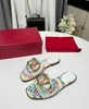Sandales de créateur de luxe Designer en cuir sandales féminines d'été Fashion Beach Femme's Slippers Intrlocking Double G Hollow Out Slippers 35-42
