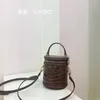 Bolsa 2024 couro portátil um mensageiro de ombro pequena versão coreana redonda líquido de vaca vermelha hide hide crocodile bucket