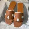 2024 Gratis verzendontwerper Oran Sandalen Dames Luxury Slippers Glides Zwart Witbruin Leer Patent Glijbaan Sandaal Sandaal Maat 35-42