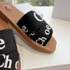 2024 Luxus Sandalen Holzblätter Flachrutschen Designer -Leinwand Pantoffeln Frauenbrief Sandale Slipper Schuhe Lässiger dickes Boden Netto Rote Sommer Flat Flip Flops Frauen OOO22