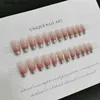 Fałszywe paznokcie 24pcs Sliver Edge Edge Fałszne paznokcie nago różowa prosta sztuczna łatka do paznokci dla dziewcząt kobiety do noszenia Pełna okładka na paznokcie