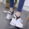 Lässige Schuhe Frauen vulkanisieren Frühlingsweite weiße klobige Sneakers für versteckte Ferse 2024 Super High Heels weibliche Plattform