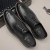 Chaussures habillées derby hommes authentique cuir bas à talon lacet en haut de la couche supérieure.