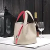 Sac fourre-tout authentique sac de godet à feuilles de vache en cuir simple sac pour femmes simples motif en lit à la main petit sac carré