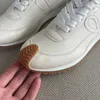 2024 designer löparskor mocka mörkgrön för män kvinnor sneakers ljus blå siden röd rosa fusion vit svart vandring utomhus herrtränare