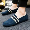 Men schoenen zwarte blauwe loafers glijden op mannelijk schoenen