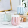 Mokken keramische koffiekopje thuispaar eenvoudige kantoormok met deksel lepel creatieve trend mannen en vrouwen kleurrijke glazuur melk