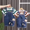 Kläder set designer baby pojke sommarkläder set 2024 korea mode tecknad randig kort ärm t-shirts och denim overall barn pojkar