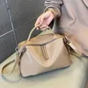 Niche de cuve de vache de couches de la couche tannée bronzée et sac pour femmes polyvalent à bandoulière à blindage à fermeture éclair minimaliste