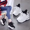 Lässige Schuhe Frauen vulkanisieren Frühlingsweite weiße klobige Sneakers für versteckte Ferse 2024 Super High Heels weibliche Plattform