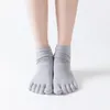Donne calzini colorati pali pilati di cotone traspirante a cinque dita calzetto silicone pavimento donna coreano anti-slip yoga