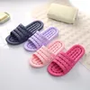 Slippers 2024 couple d'été à la maison pour femmes hommes multicolores à fond doux de salle de bain sans glissement Sandales couvertes qui fuient