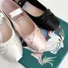 Yoga Miui Ballet Flat Casual Shoe Bow Silk Sexy Trainer Sneakers femme Designer Shoe Luxury Cuir Canvas Dance Sport Shoe Dhgate Loafer Red Robe Walk Walk