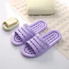 Slippers 2024 couple d'été à la maison pour femmes hommes multicolores à fond doux de salle de bain sans glissement Sandales couvertes qui fuient