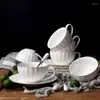 Canecas de café em cerâmica e pires no estilo europeu de estilo europeu da tarde dourada de abóbora branca de abóbora