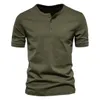 Summer Henley Collar T-shirt Hommes décontractés à manches courtes Couleurs solides pour hommes respirants t-shirts de base Tshirt de base pour l'homme 240416