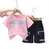 Barn mode ActiveWear Boys Girls Baby Summer T-shirt + Shorts Kläder Set med bokstäver Casual Street Wear Trend Set pojkar andningsbara t-shirt byxor Variation A1