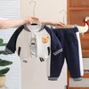 Kläder sätter barn baby pojke boutique kläder 2024 fjäder tecknad lapptäcke cardigan rockar t-shirts byxor småbarn pojkar outfit barns set