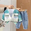 Kledingsets 2024 Spring Western Baby Boy Deskleding Luxe Designer 1-5T Casual Cardigan Coats White T-Shirts Pants Kids Boys Outfit Set