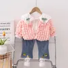 Ensembles de vêtements 2024 Kids Automn Fashion Mignon Couetter Cherment Chercheur avec pantalon en denim Jeans bébé filles décontractées trois pièces