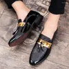 Casual schoenen Fashion Tassel Loafers Men Dress Patent Leather For Silver Moccasins Business Pointed Bussiness Luxe