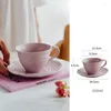 Tasses simples tas d'après-midi des filles de thé à haut niveau de niveau d'apparence et de soucoupe