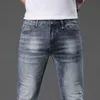 Męskie szorty projektanta dżinsów męskich, wiosenno -letni nowy produkt, szczupłe elastyczne małe stopy, wersja koreańska, modne chłopiec odzież dla studentów, cienki styl haft na7k