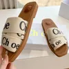 2024 Luxus Sandalen Holzblätter Flachrutschen Designer -Leinwand Pantoffeln Frauenbrief Sandale Slipper Schuhe Lässiger dickes Boden Netto Rote Sommer Flat Flip Flops Frauen OOO22