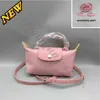 女性のためのデザイナーバッグ2024違い卸売オリジナル穴あきピンク色のトイレタリーバージョンストラップナイロンミニ軽dumplingスモールチョイスショルダー7GS1