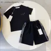 デザイナーのベビー服子供服夏のファッション子供のセット半袖Tシャツチェッカーストライプパンツメンズアンドレディースショーツハンサムな2ピースセットAAA