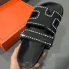 Chypre sandaler kvinnor designer glider chypre tofflor päls shearling läder canvas glida fuzzy plysch toffel orange röda lyx kvinnor sommar sandal storlek35-45